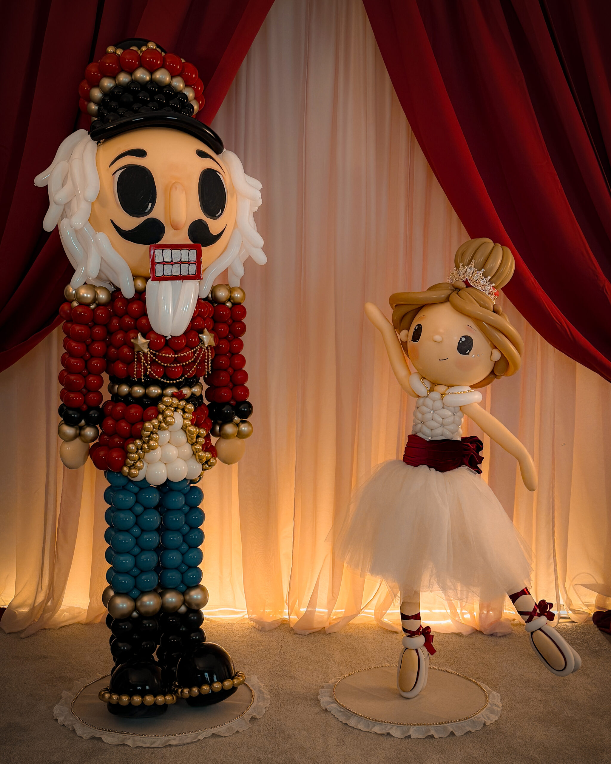 Cascanueces y bailarina de globos en una composición teatral navideña