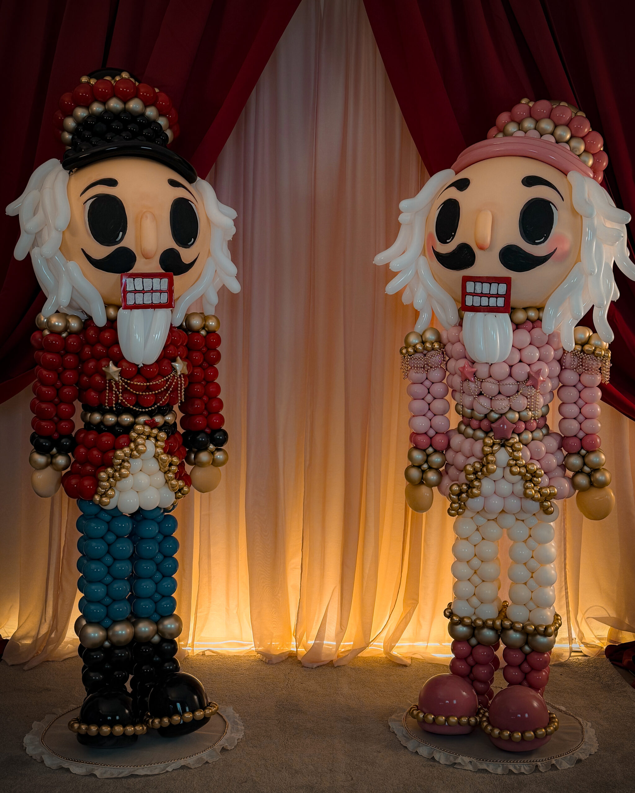 Dos diseños de Cascanueces creados con globos en colores rojo y rosa