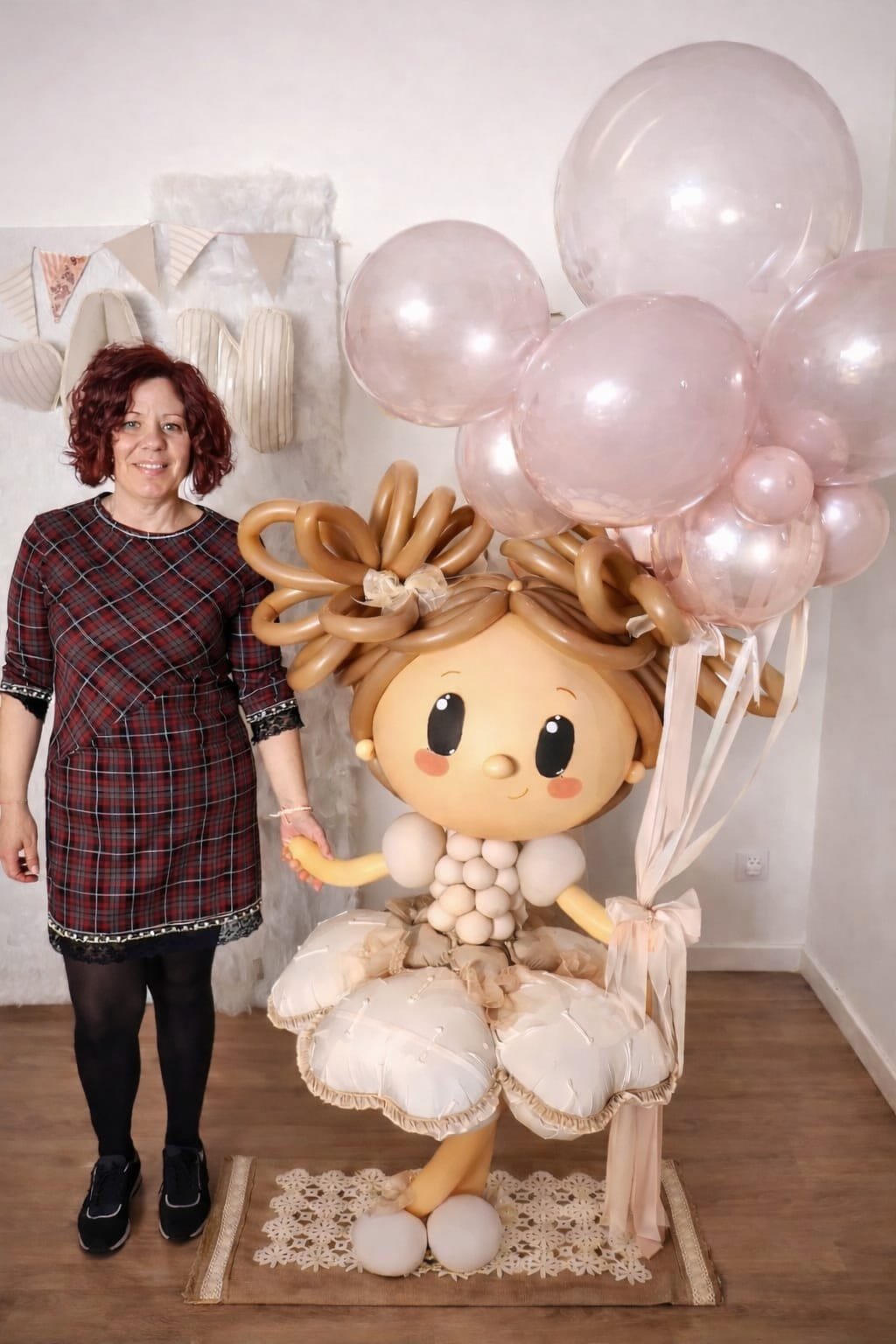 Beatriz junto a una figura decorativa creada con globos