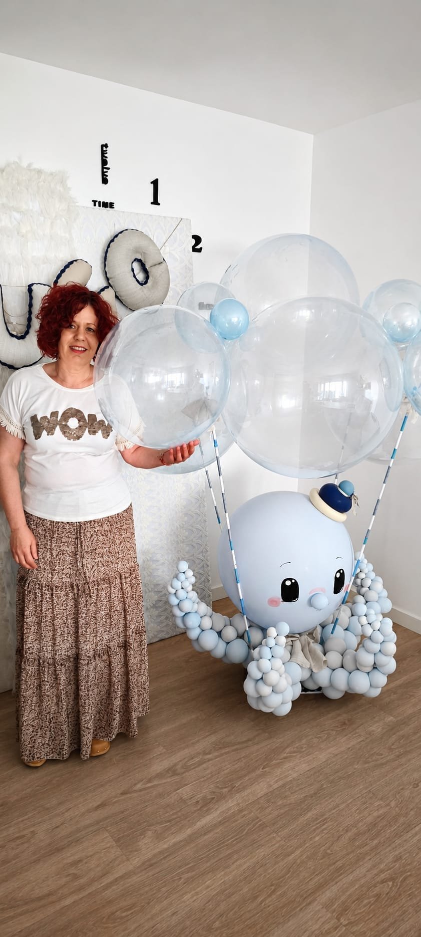 Beatriz junto a una figura decorativa realizada con globos